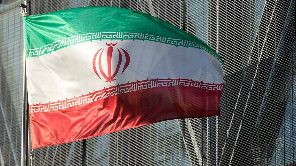 ARCHIV - ILLUSTRATION - Die iranische Nationalflagge flattert vor der iranischen Botschaft im Wind. Foto: Lee Jin-Man/AP/dpa