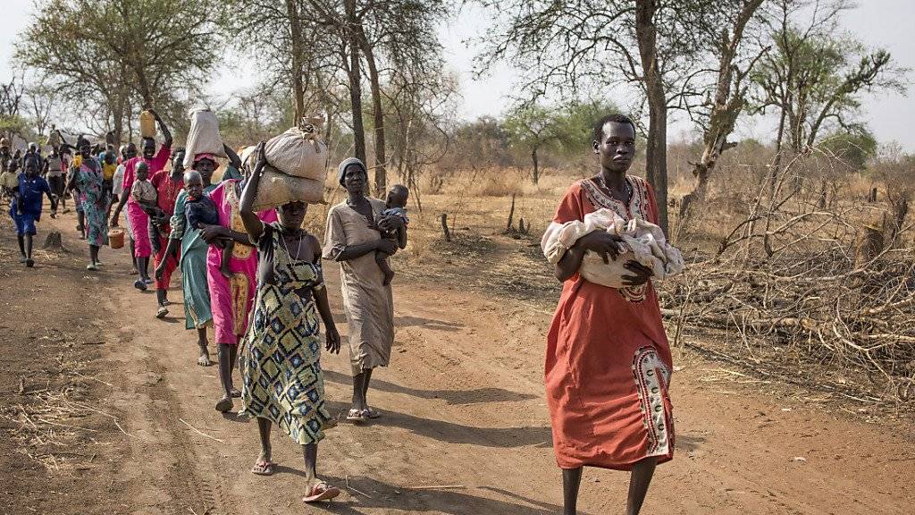 Menschen im Süd-Sudan unterwegs zu einem Ort, wo Lebensmittel verteilt werden. Bundesrat Cassis hält den Welthunger für das «grösste lösbare Problem». (Archiv)