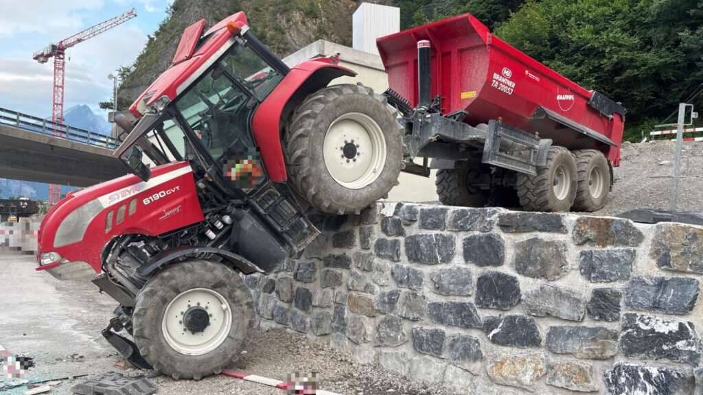 Der Fahrer oder die Fahrerin des verunfallten Traktors flüchtete unerkannt.