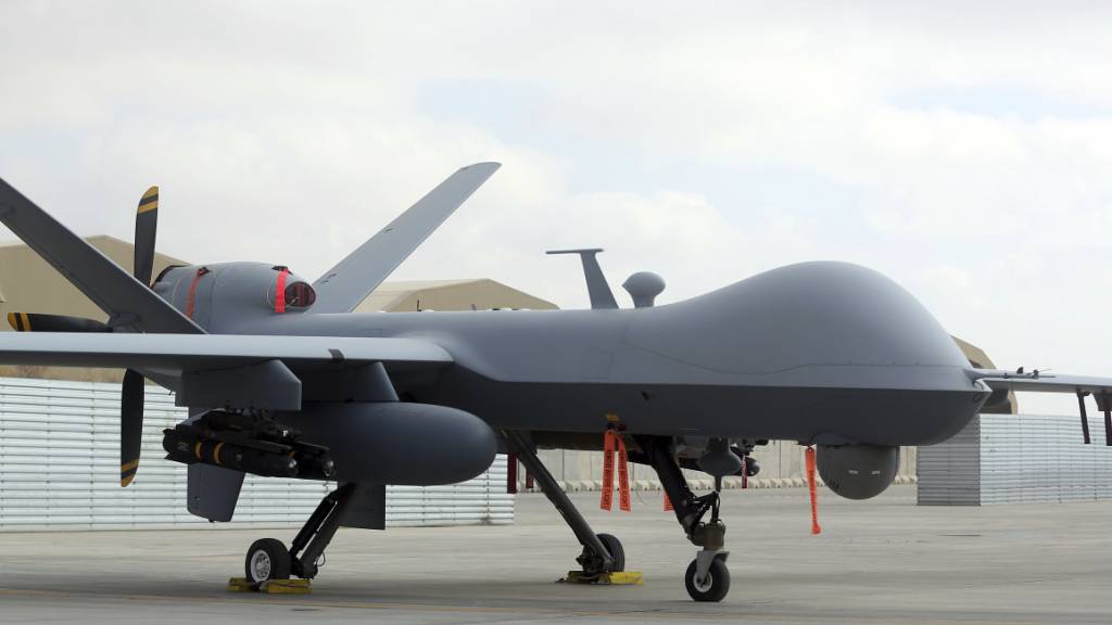 ARCHIV - Eine US-amerikanische Drohne vom Typ MQ-9 steht am 23.01.2018 während einer Flugschau auf dem Flugplatz von Kandahar (Afghanistan). Foto: Massoud Hossaini/AP/dpa/Archivbild