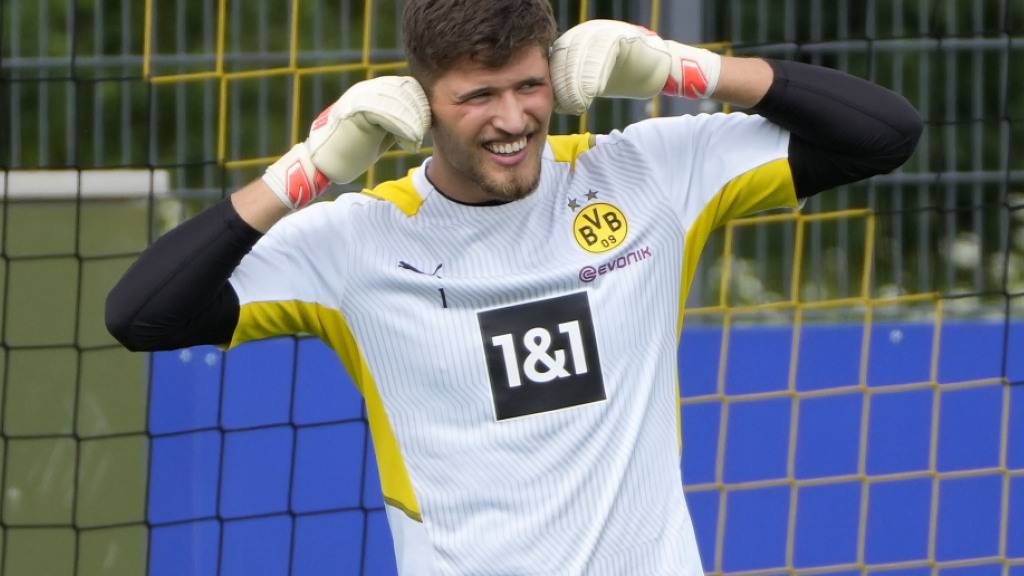 Torhüter Gregor Kobel ist nach guten Jahren in Augsburg und Stuttgart bei Borussia Dortmund in einer neuen Welt gelandet