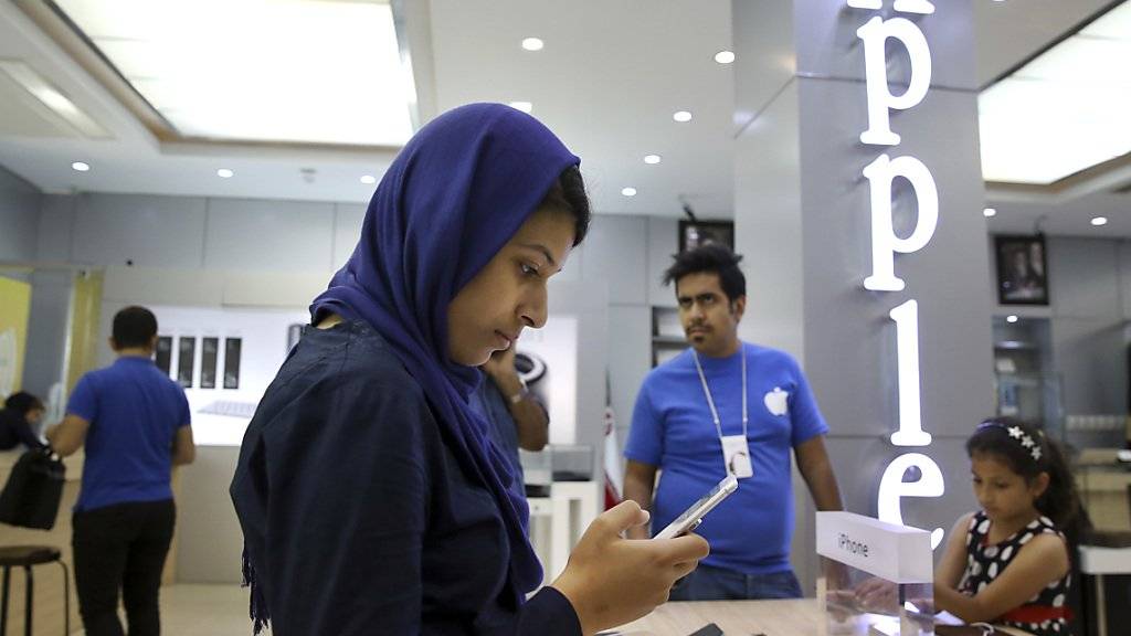 In den schicken Einkaufszentren der iranischen Hauptstadt Teheran gibt es reichlich inoffizielle Apple Stores. Nun will die Regierung den florierenden Schwarzmarkt mit iPhones trockenlegen.