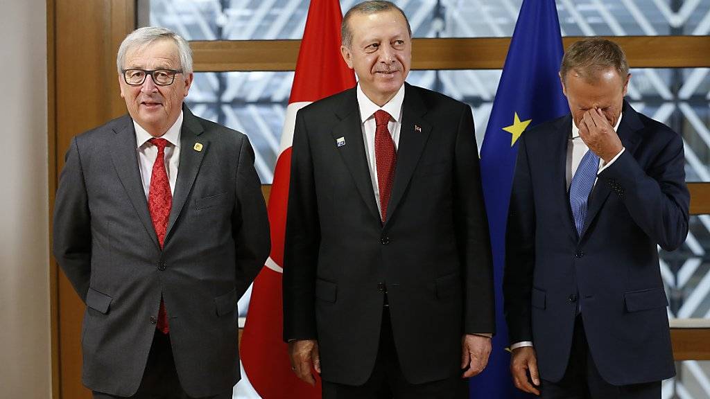 Der türkische Präsident Recep Tayyip Erdogan (M) mit seinen EU-Gesprächspartnern Donald Tusk (r) und Jean-Claude Juncker