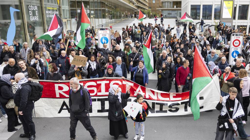 Die Demonstranten hatten sich gegen 14 Uhr auf dem Gelände Cour de Gare in Sitten versammelt.
