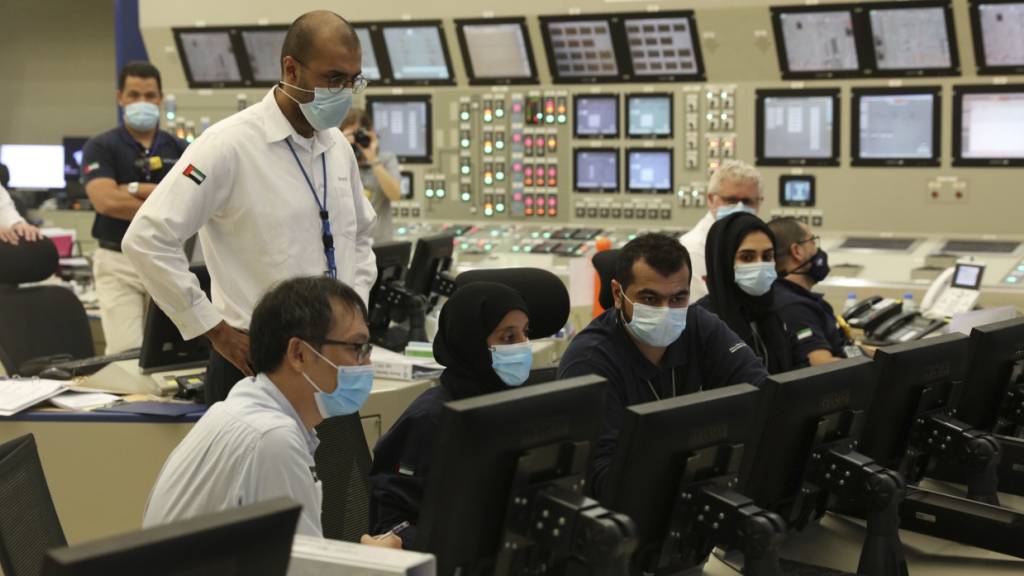 ARCHIV - Mitarbeiter im Kernkraftwerk Barakah in der Wüste im äußersten Westen der Vereinigten Arabischen Emiraten. Foto: Uncredited/Emirates News Agency WAM/dpa