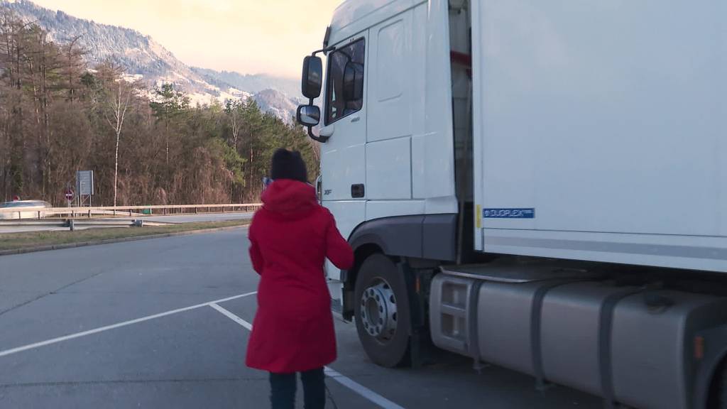 Gestrandete Lastwagen: Helfer verpflegen Chauffeure