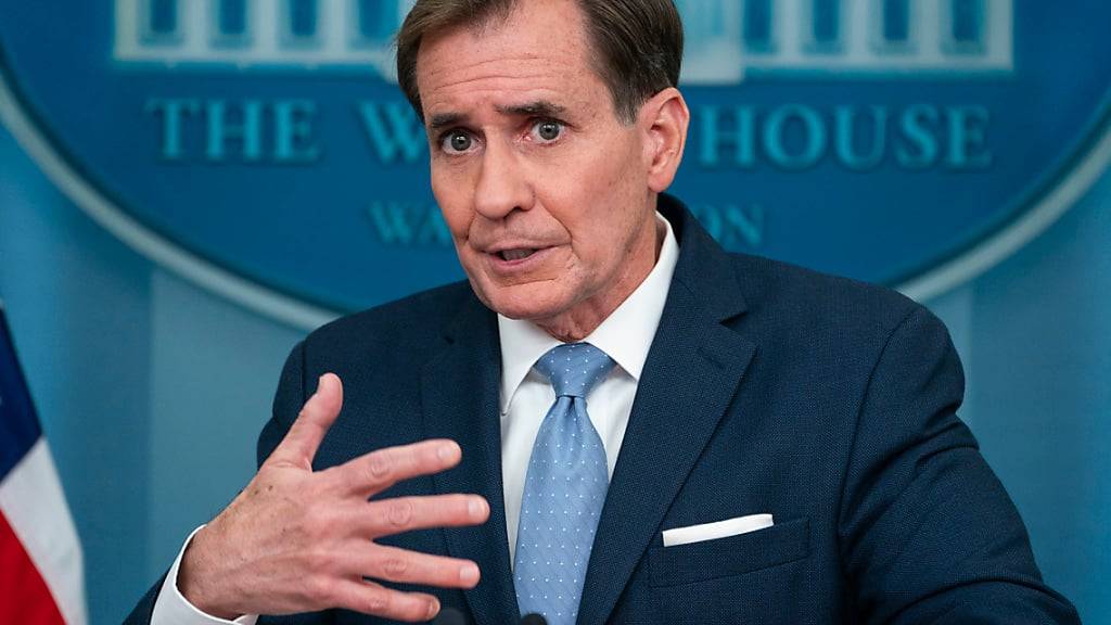ARCHIV - John Kirby, Kommunikationsdirektor des Nationalen Sicherheitsrats, spricht auf einer Pressekonferenz im Weißen Haus. Die US-Regierung bemüht sich weiter um die Öffnung eines Grenzübergangs für Zivilisten zur Ausreise aus dem Gazastreifen. Foto: Evan Vucci/AP