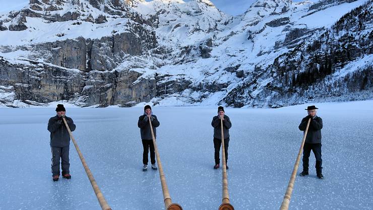 Oeschinensee im Berner Oberland zum Eislaufen freigegeben  Schweiz 