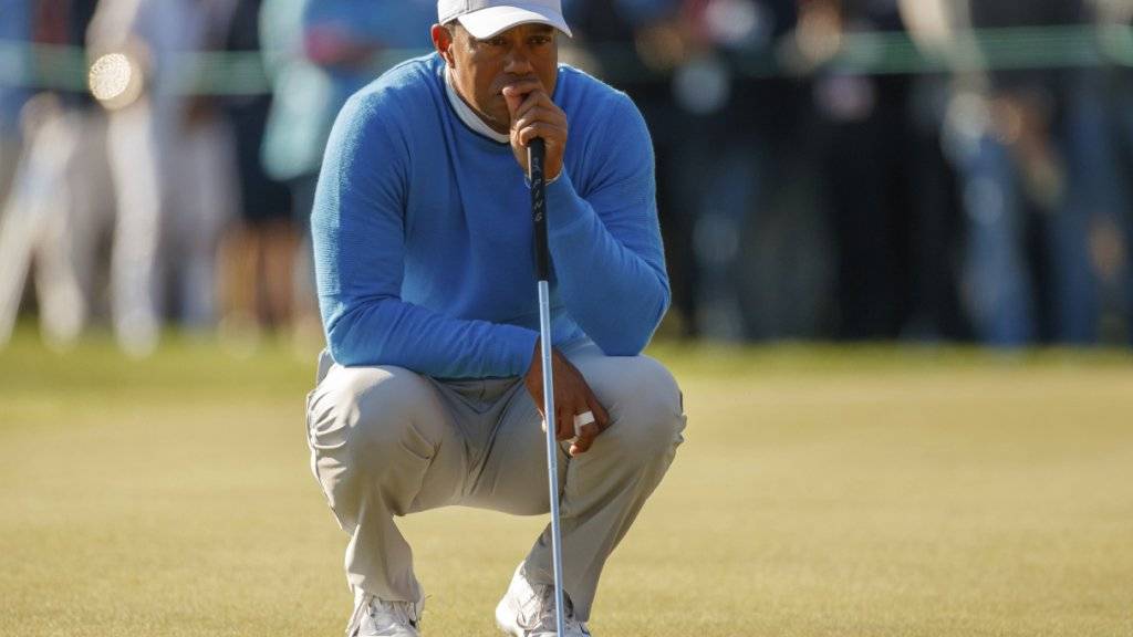 Tiger Woods  nimmt sich alle Zeit für das Lesen der Puttlinie
