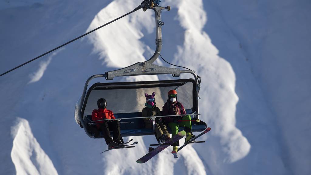 Masken auch auf dem Sessellift. Die Bergbahnen Graubünden sind zufrieden mit der Disziplin ihrer Gäste.