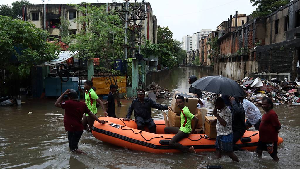 ARCHIV - Sintflutartige Regenfälle des Nordost-Monsuns zu Überschwemmungen in zahlreichen Stadtteilen von Chennai geführt hatten, nachdem sich ein Tiefdruckgebiet über dem Südost-Bay von Bengalen gebildet hatte. Foto: Sri Loganathan/ZUMA Press Wire/dpa
