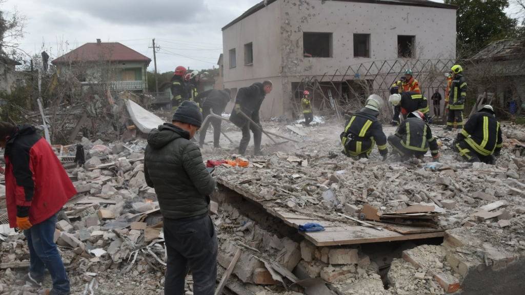 dpatopbilder - Rettungskräfte suchen in den Trümmern eines zerstörten Hauses in Lwiw nach Opfern. Foto: Mykola Tys/AP/dpa