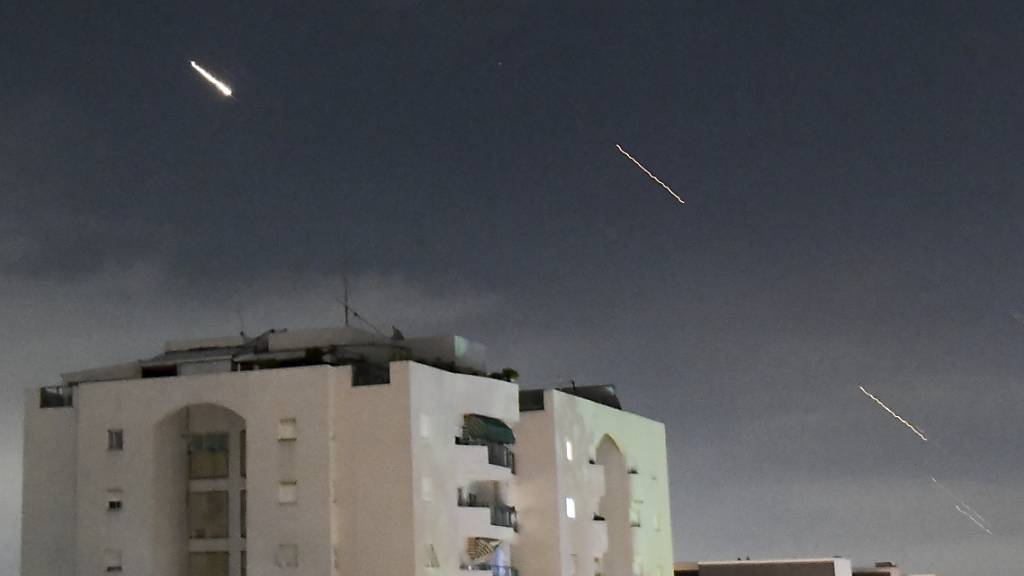 Das israelische Luftabwehrsystem «Iron Dome» feuert, um vom Iran abgefeuerte Raketen abzufangen. Foto: Tomer Neuberg/AP