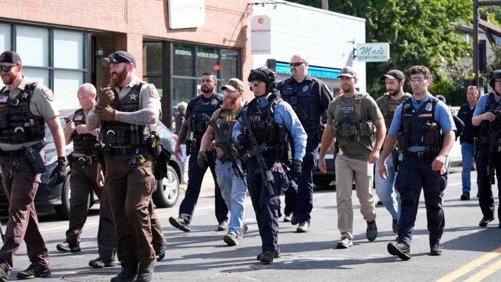 Polizisten treffen am Einsatzort nach tödlichen Schüssen an einer Schule ein. Foto: Abbie Parr/AP/dpa