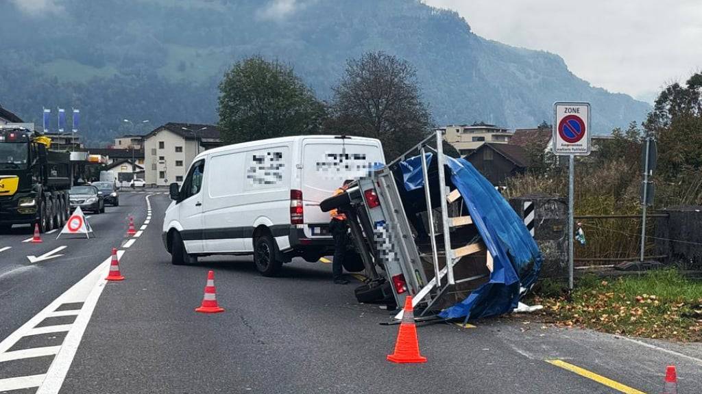 Weil die Ladung im Anhänger nicht gesichert war, kippte er in Näfels GL.