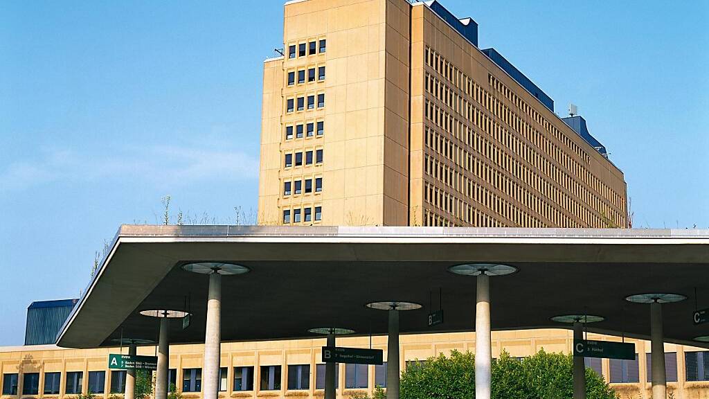 Das Hauptgebäude des Kantonsspitals Baden soll - nach der Eröffnung des Neubaus im 2024 - definitiv abgerissen werden. (Archivbild)
