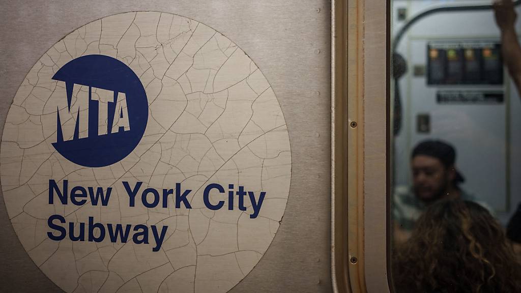 ARCHIV - Das Logo von der U-Bahn New York City Subway, aufgenommen in Manhatten. Foto: Michael Kappeler/dpa