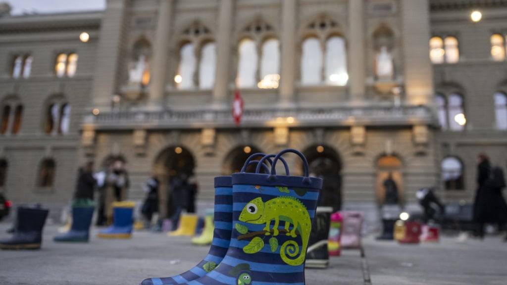 Kinderstiefel stehen auf dem Bundesplatz, als Symbol für die Kosten der institutionellen Kinderbetreuung. Die Räte kommen sich bei der Vorlage zur künftigen Kita-Finanzierung näher. (Archivbild)