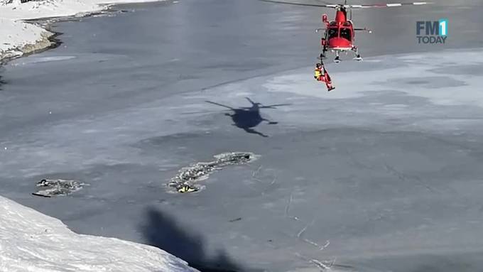 Zwei Männer ins Eis eingebrochen: Rettung aus dem eiskalten Wasser des Seealpsees