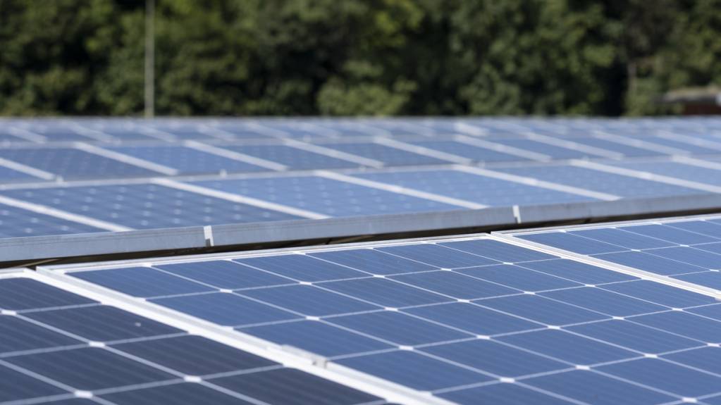 Investitionen in Projekte der Energieinfrastruktur wie Solaranlagen sind bei Schweizer Pensionskassen beliebt. (Archivbild)