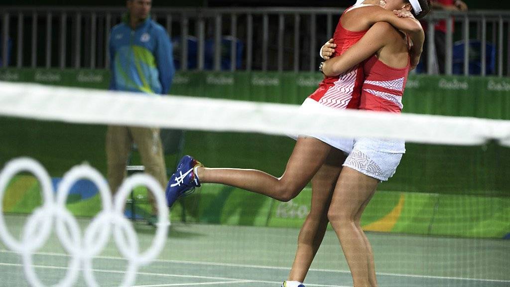 Martina Hingis (rechts) bejubelt mit Timea Bacsinszky den Finalvorstoss im Doppel bei Olympia in Rio