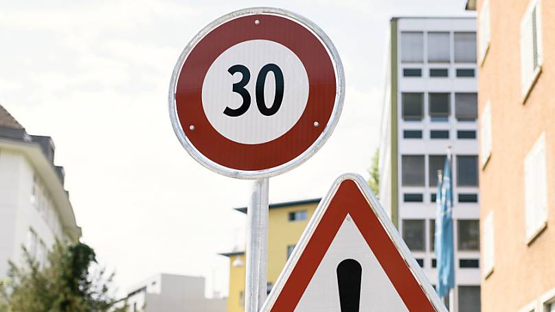 Ein generelles «Tempo 30»-Verbot auf Aargauer Kantonsstrassen widerspricht laut Regierungsrat dem Bundesrecht. (Symbolbild)