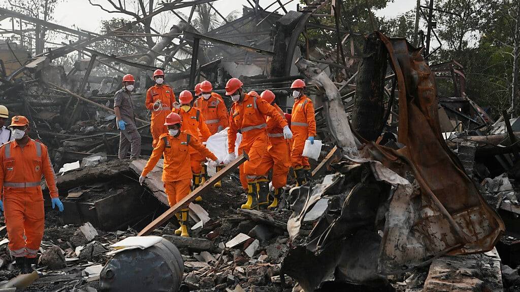 dpatopbilder - Rettungskräfte tragen ein Todesopfer nach einer Explosion und einem Brand in einer Chemiefabrik bei Mumbai. Foto: Rajanish Kakade/AP