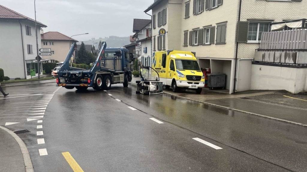 Der 83-Jährige kippte beim Unfall mit seinem Rollstuhl auf die Seite und wurde leicht verletzt.