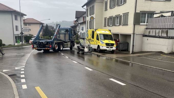 Rollstuhlfahrer in Engelburg von Lastwagen angefahren