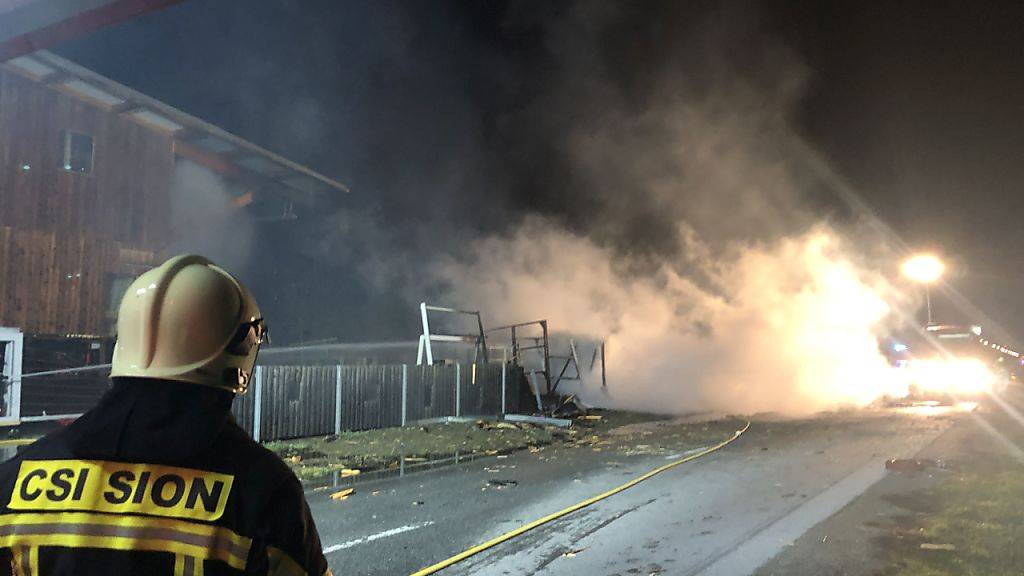 Ein Feuerwehrmann wurde bei den Löscharbeiten eines brennenden Container am Freitagabend leicht verletzt.