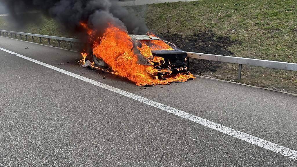 Das Auto brannte auf der Autobahn A1 komplett aus.