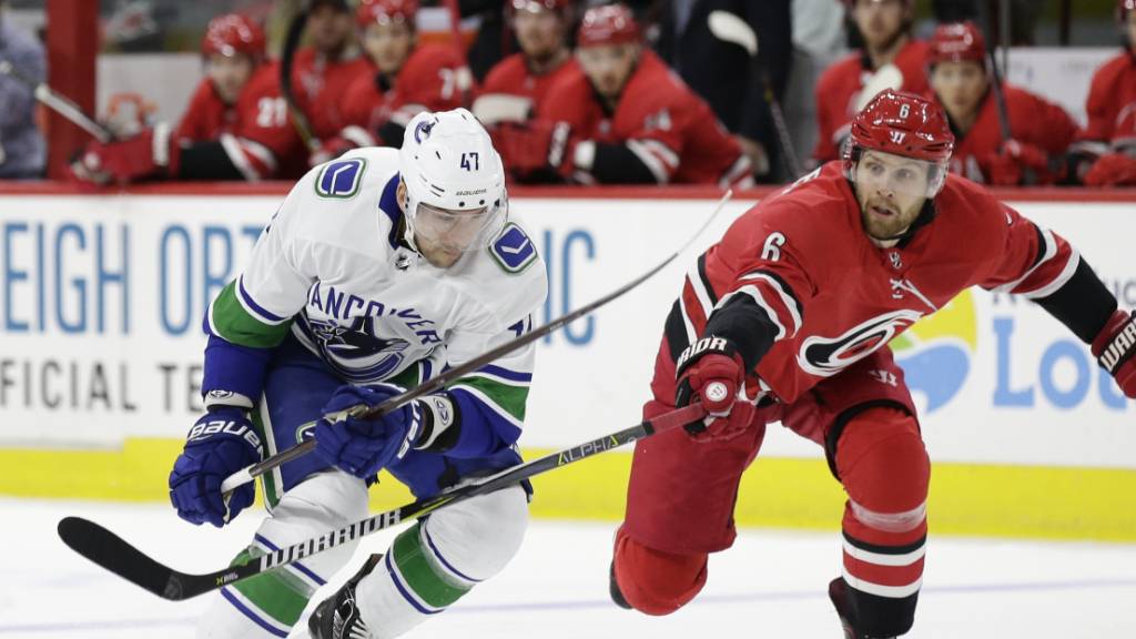 Vancouvers Sven Bärtschi (links) kann innerhalb von 24 Stunden von einem anderen NHL-Team verpflichtet werden