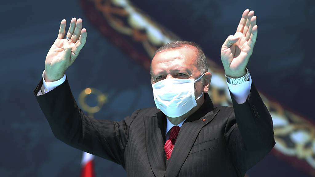 Die türkische Wirtschaft leidet unter der Corona-Pandemie: Präsident  Recep Erdogan mit einer Maske (Bild  von vergangener Woche).