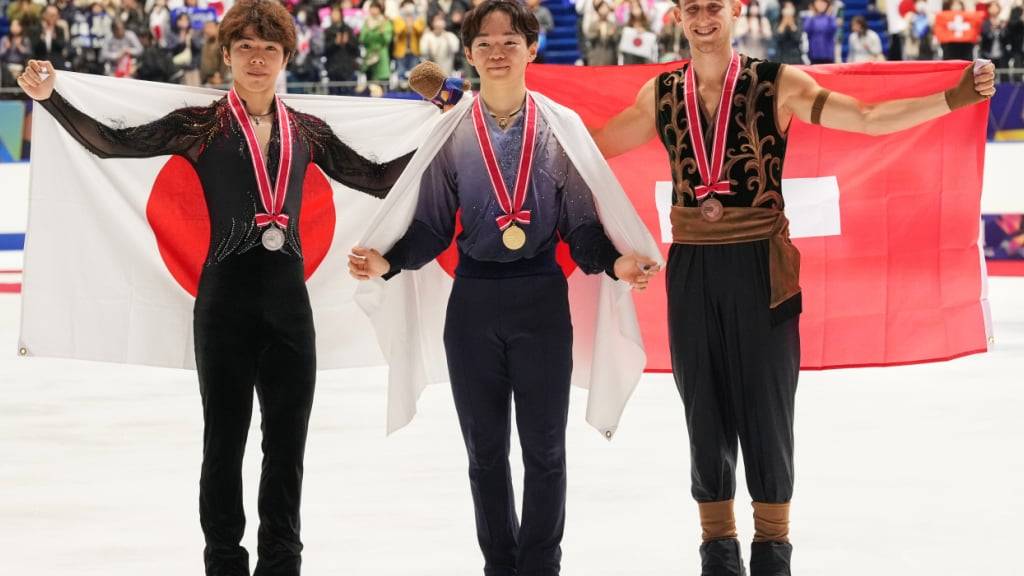Lukas Britschgi (rechts) steht in Osaka auf dem Podest