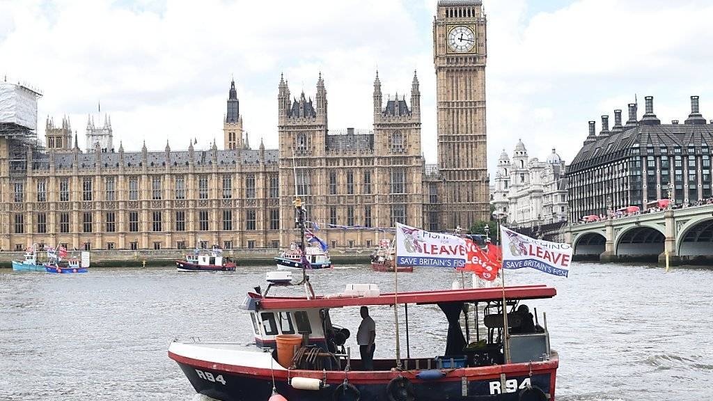 Werben für den EU-Austritt: Fischkutter passieren auf der Themse in London die Houses of Parliament.