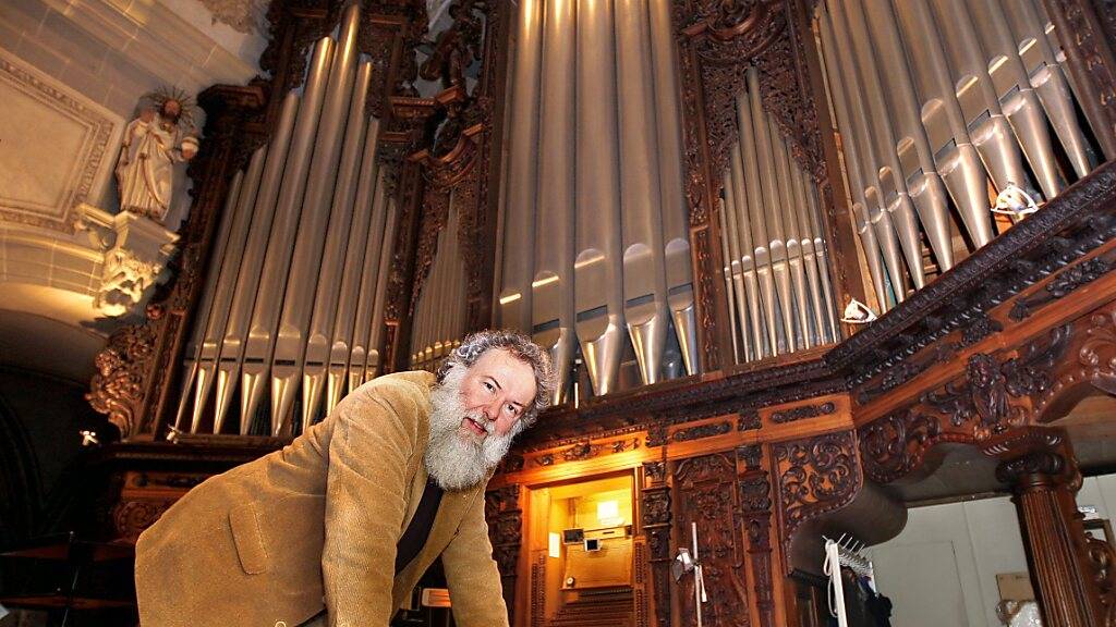 Wolfgang Sieber 2009 vor der Orgel der Hofkirche, als er mit dem Kunst- und Kulturpreis der Stadt Luzern ausgezeichnet wurde. (Archivaufnahme)