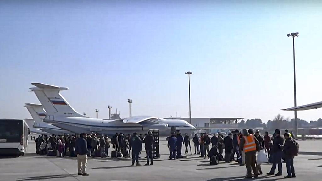 Auf diesem vom Pressedienst des russischen Verteidigungsministeriums veröffentlichten Foto warten Passagiere, um an Bord der Frachtflugzeuge des russischen Militärs zu gehen. Russland hat laut Mitteilung des Verteidigungsministeriums ein weiteres Mal etwa 200 Menschen aus Afghanistan ausgeflogen.