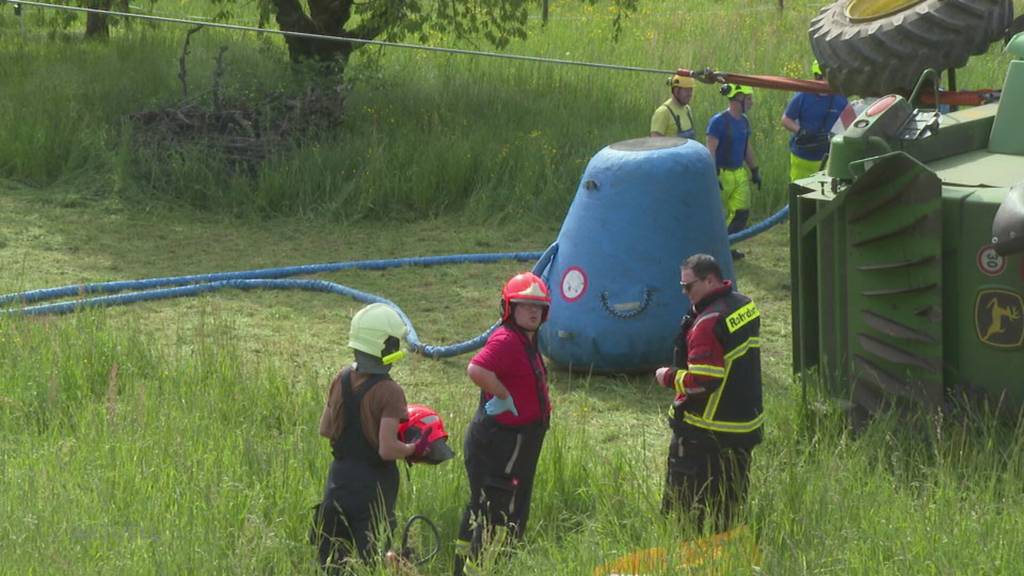 Schwierige Bergung: 64-jähriger verunfallt mit dem Mähdrescher und verletzt sich