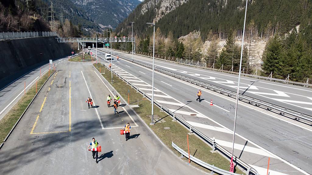 Vor dem Gotthard-Nordportal informiert und kontrolliert die Polizei Tessin-Reisende.