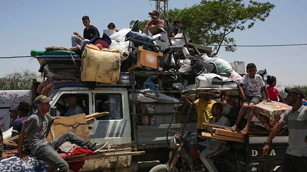 ARCHIV - Palästinenser kommen in Chan Junis an, nachdem sie vor einer israelischen Boden- und Luftoffensive geflohen sind. Foto: Jehad Alshrafi/AP/dpa