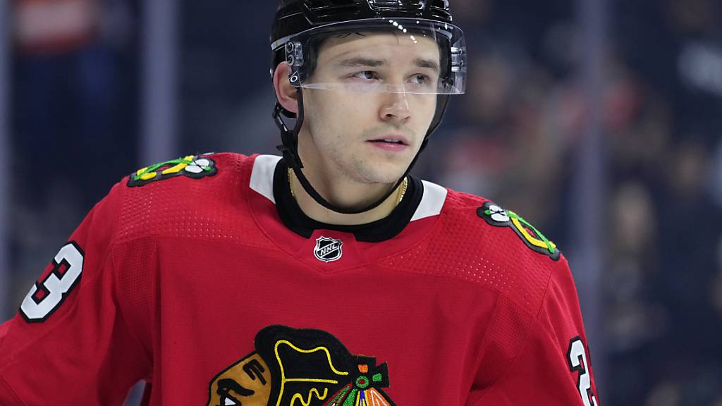 Philipp Kuraschew spielt auch in den kommenden zwei NHL-Saisons für die Chicago Blackhawks