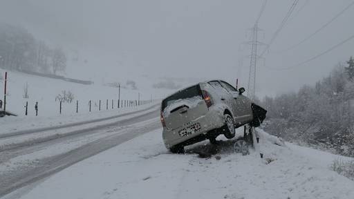 Autolenkerin (20) knallt bei schneebedeckter Strasse in Leitplanke