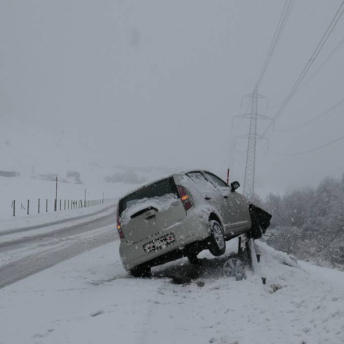 Autolenkerin (20) knallt bei schneebedeckter Strasse in Leitplanke