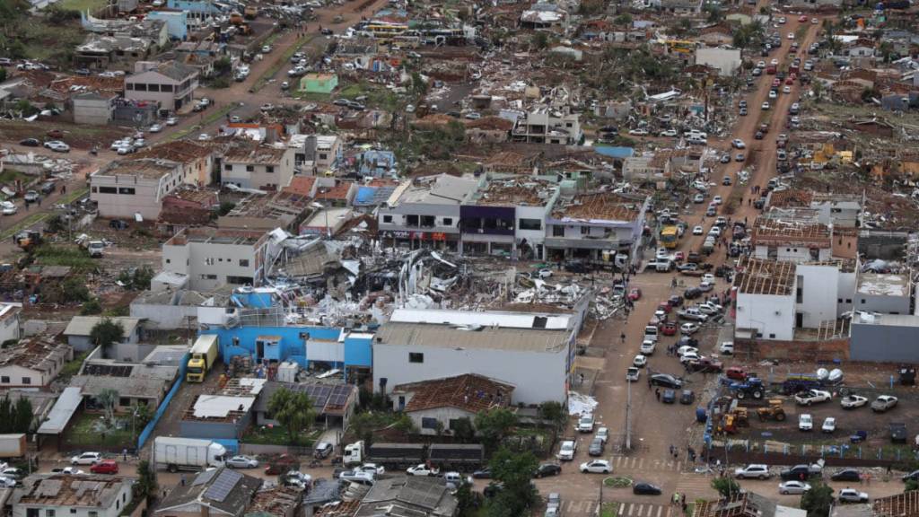 HANDOUT - Von einem Tornado zerstörte Häuser in Rio Bonito do Iguaçu. Foto: Jonathan Campos/Parana Government/AP/dpa - ACHTUNG: Nur zur redaktionellen Verwendung im Zusammenhang mit der aktuellen Berichterstattung und nur mit vollständiger Nennung des vorstehenden Credits