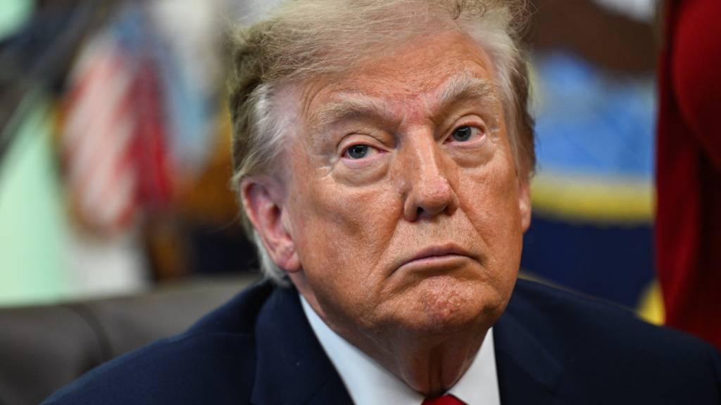 Düstere Aussichten für US-Präsident Donald Trump: Die Zustimmungsrate in der Bevölkerung ist im Keller - ausgerechnet kurz von den wichtigen Parlamentswahlen der Midterms im November. US-amerikanische Arbeitnehmer gegenüber ausländischen zu bevorzugen, müsste bei Wählern gut ankommen. (Archivbild)