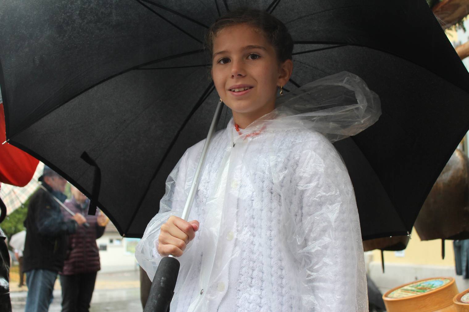 Ronja schützt sich mit Schirm und Mantel gegen den Regen. (Bild: FM1Today/Fabienne Engbers)