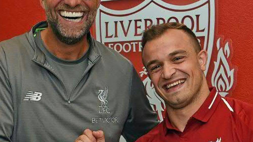 Handshake und gute Laune: Liverpools Trainer Jürgen Klopp mit seinem Schweizer Neuzuzug Xherdan Shaqiri