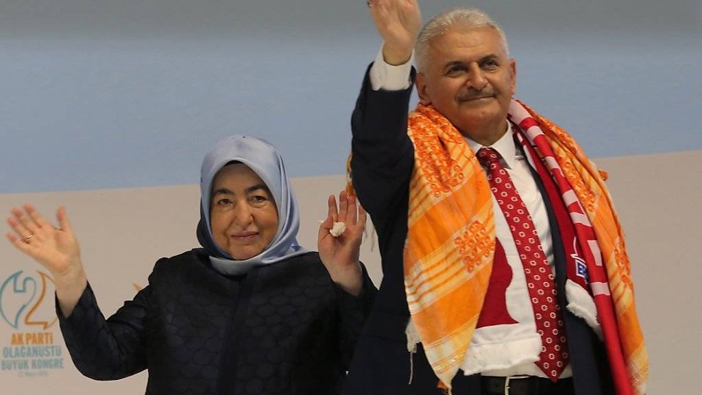 Transportminister Binali Yildirim (r) mit seiner Frau Semiha am AKP-Parteitag.
