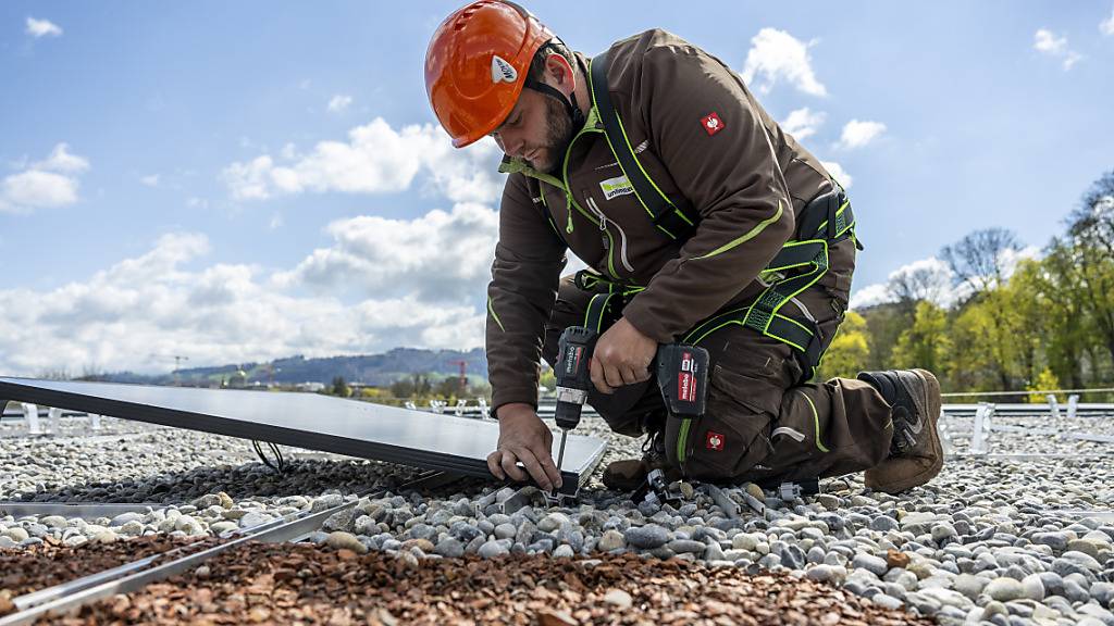 Der Bau von Solarzellen auf dem eigenen Dach braucht im Kanton Zürich seit einem Jahr keine Baubewilligung mehr. Das Projekt muss lediglich noch gemeldet werden. Die Baudirektion ist mit dem bisherigen Erfolg des vereinfachten Verfahrens zufrieden. (Symbolbild)