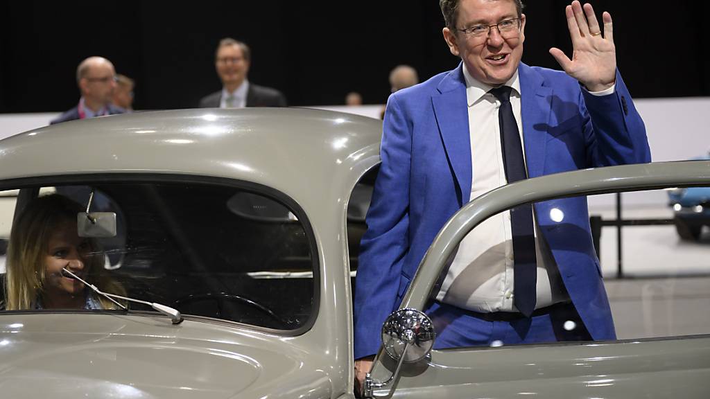 Bundesrat Albert Rösti machte am Dienstag einen Rundgang durch den Internationalen Automobil-Salon Genf.